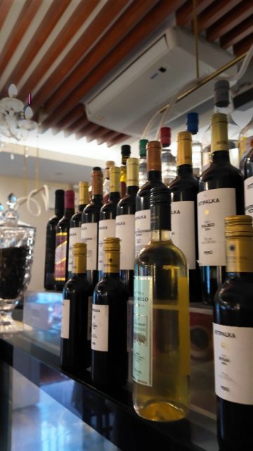 ¿Sabías que un buen maridaje puede transformar por completo una experiencia gastronómica? ✨🍽️ 

El secreto está en el maridaje, una técnica que busca crear armonía entre los sabores para que cada bocado y cada sorbo se complementen perfectamente.

✅ Sabores suaves con bebidas ligeras.
✅ Platos intensos con bebidas de mayor cuerpo.
✅ Postres con opciones dulces o aromáticas.
✅ Siempre busca el equilibrio para potenciar la experiencia.

Un buen maridaje no solo acompaña una comida, ¡la transforma! Descubre cómo combinar sabores y lleva tus experiencias gastronómicas a otro nivel. ✨🍷

#Maridaje #Gastronomía #ExperienciaCulinaria #ArteDelMaridaje #SaboresQueConectan #FoodLovers #LaRosadeSaron #AprendeYDisfruta