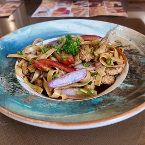 Tallarín Saltado de pollo - Imagen 1